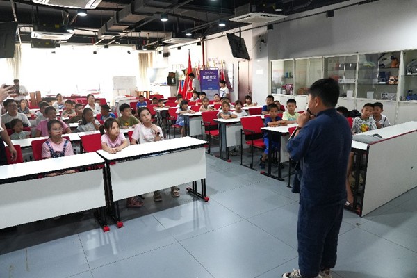 表演老師向孩子們介紹皮影戲。西部航空供圖