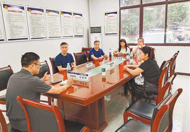 八月二十七日，李洪峰（左一）現(xiàn)場(chǎng)調(diào)解漏水糾紛。記者 黃喬 攝\視覺重慶