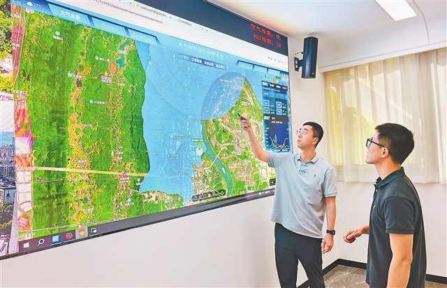 北碚智慧環(huán)保指揮中心,工作人員在查看大氣污染監(jiān)測數(shù)據(jù)。首席記者 陳維燈 攝\視覺重慶