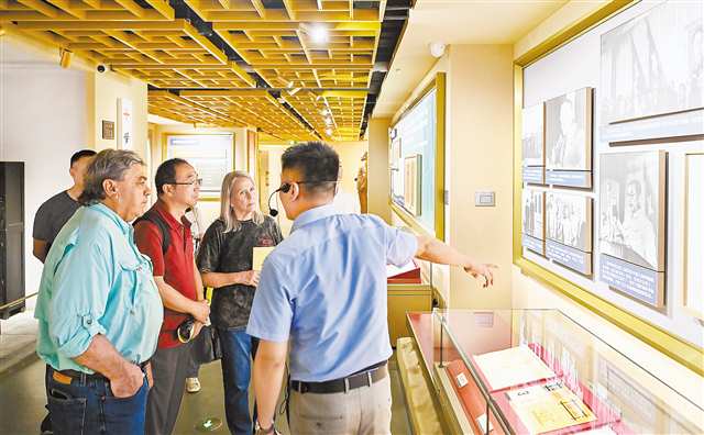 8月28日，“感知重慶·2025中美文化交流活動(dòng)”啟動(dòng)。圖為參訪團(tuán)在中國(guó)民主黨派歷史陳列館參觀。記者 齊嵐森 攝/視覺(jué)重慶