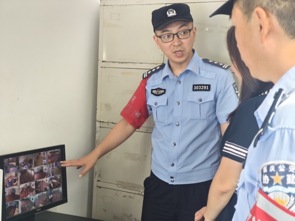 民警排查校園安全隱患。南岸區(qū)公安分局供圖
