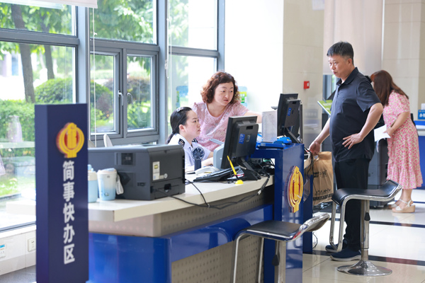 在北碚區(qū)辦稅服務(wù)廳“簡(jiǎn)事快辦區(qū)”，稅務(wù)人員為市民辦理涉稅業(yè)務(wù)。楊蔓攝