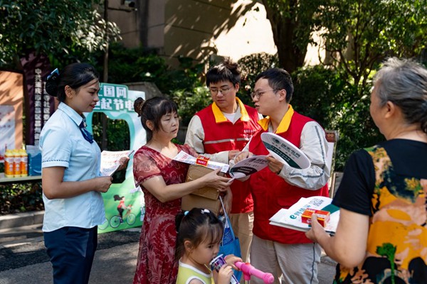 電力人員進(jìn)社區(qū)宣傳節(jié)能知識。國網(wǎng)重慶永川供電公司供圖