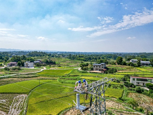 電力人員檢修鐵塔線路。國網(wǎng)重慶永川供電公司供圖