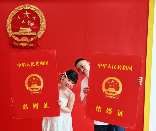 甜蜜“七夕”，渝北區(qū)領(lǐng)證新人曬幸福。徐梅攝