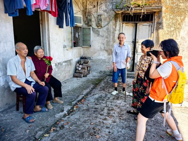 銀齡志愿者與攝影師上門為老人拍攝。于澤源攝