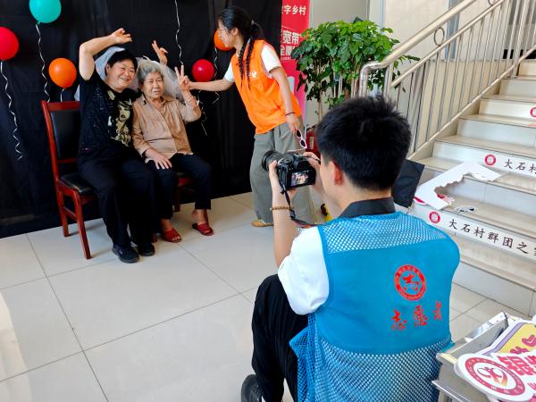 專業(yè)攝影志愿者為老人拍攝。鄒冰倩攝