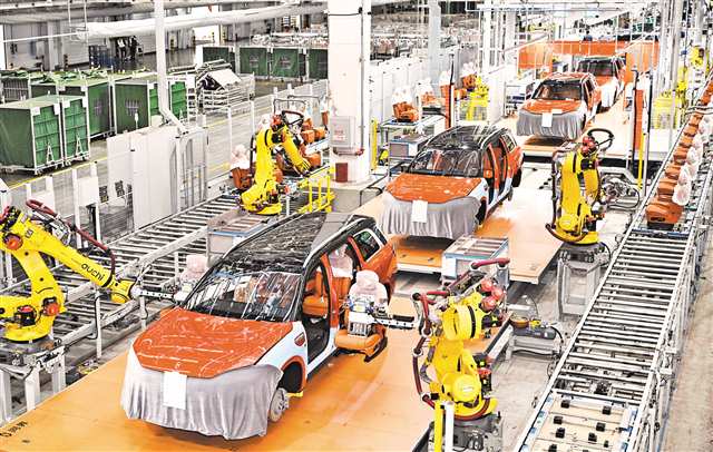 位于兩江新區(qū)龍盛新城的賽力斯汽車超級工廠，機器手臂正在安裝座椅。（資料圖片）記者 張錦輝 攝\視覺重慶