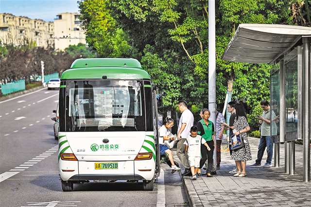 北碚區(qū)蔡家崗街道同泰路，早高峰時段，小學(xué)生和家長乘坐“響應(yīng)公交”出行（攝于7月24日）。