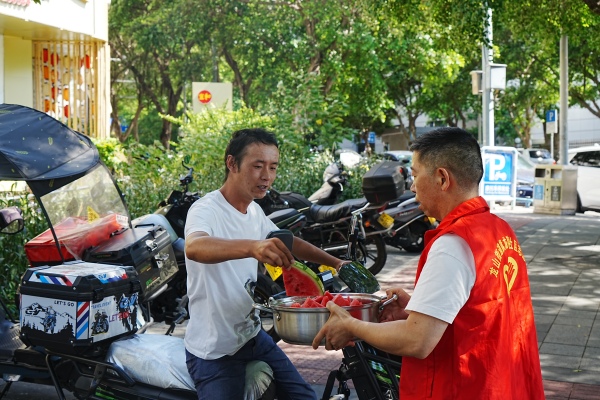 社區(qū)志愿服務隊為新就業(yè)群體送清涼物資。龍山街道供圖