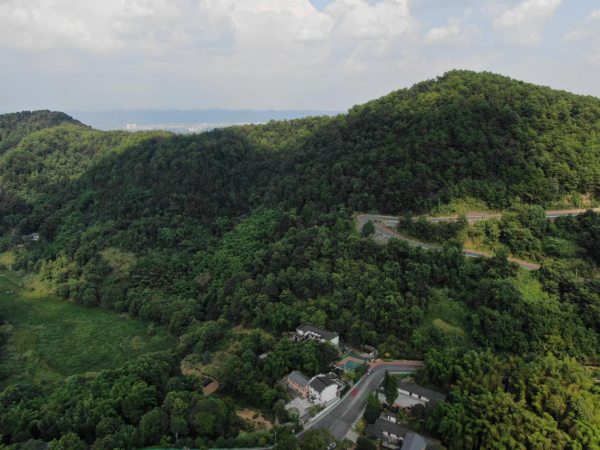 豐文街道利用無人機(jī)對(duì)農(nóng)戶集中居住區(qū)域開展用火情況巡查。陳冬春攝