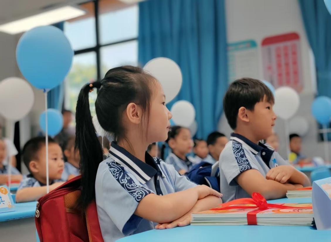 勉仁小學(xué)一年級(jí)新生在上禮儀課。晏瀅瀅攝