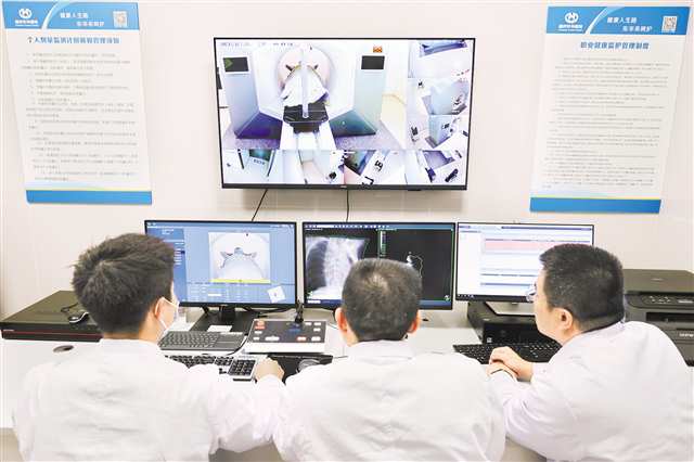 位于沙坪壩區(qū)的重慶東華醫(yī)院智慧腫瘤放療中心，醫(yī)務(wù)人員通過智慧精準放療系統(tǒng)，為患者進行精準放射治療。（本報資料圖片）特約攝影 孫凱芳/視覺重慶