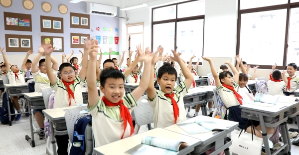 江南廣茂小學(xué)學(xué)生在新空調(diào)下做游戲。付軍攝