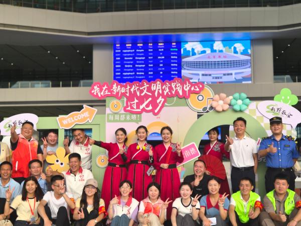 轄區(qū)志愿者在“我在新時代文明實踐中心過七夕”主題墻前合影。長生橋鎮(zhèn)樂陶社區(qū)供圖