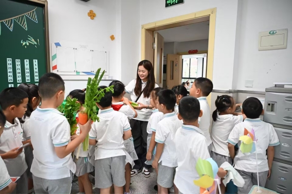 同學(xué)們排隊(duì)領(lǐng)取蔬果禮包。 李野攝