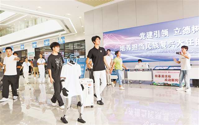 機器人高校迎新  　　8月30日，永川區(qū)重慶智能工程職業(yè)學(xué)院，雙足機器人“志愿者”引導(dǎo)新生完成報到。