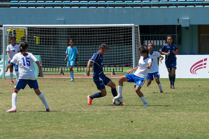 比賽中的激烈拼搶。吳汪洋攝