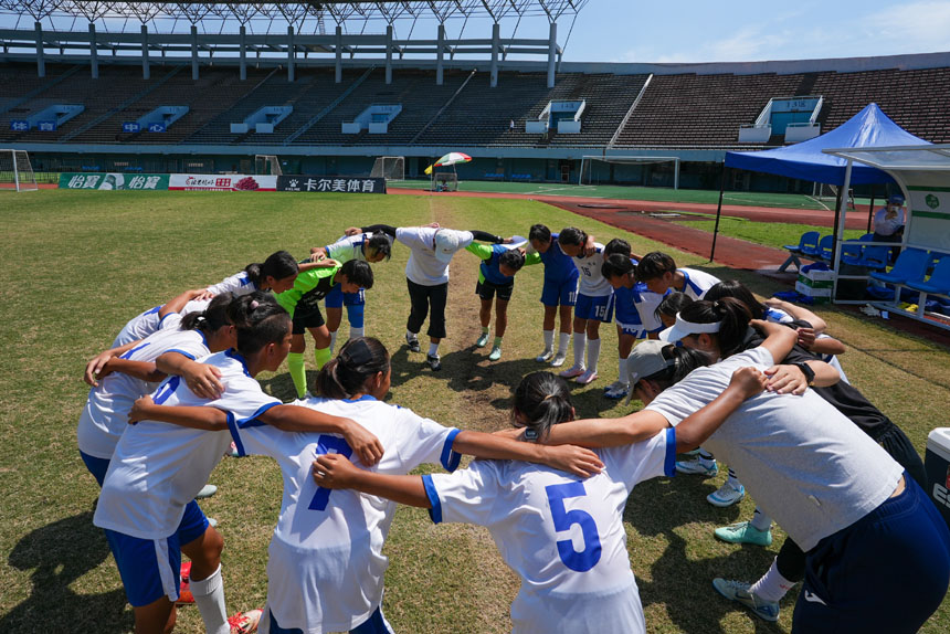 開賽前，隊(duì)員們互相鼓勁。吳汪洋攝