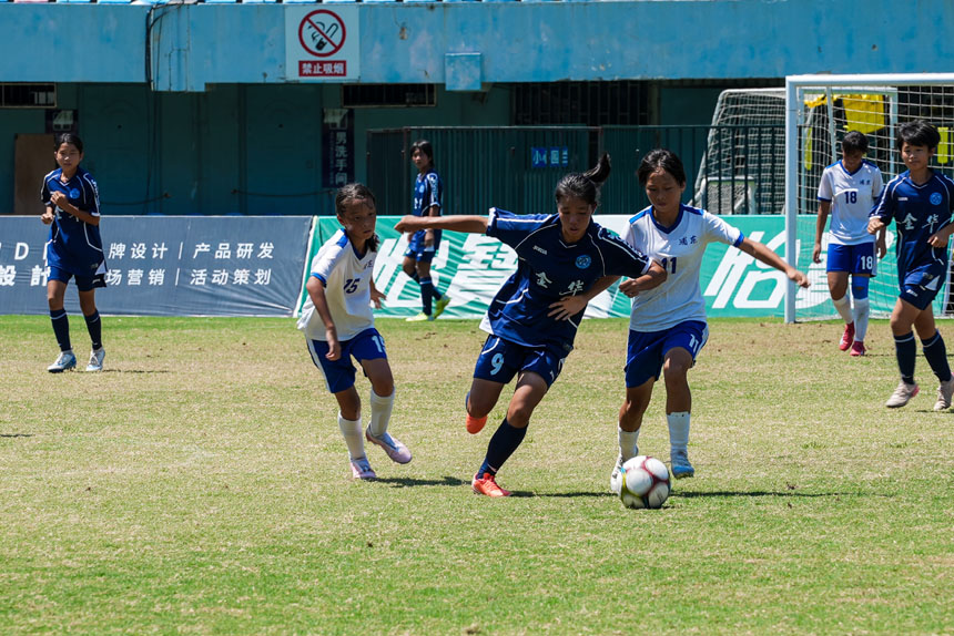 比賽中全情投入的女足隊(duì)員。吳汪洋攝