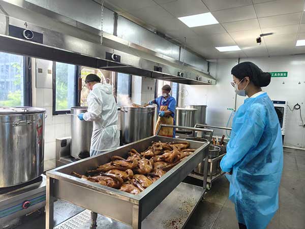 走訪(fǎng)企業(yè)。工行重慶市分行供圖