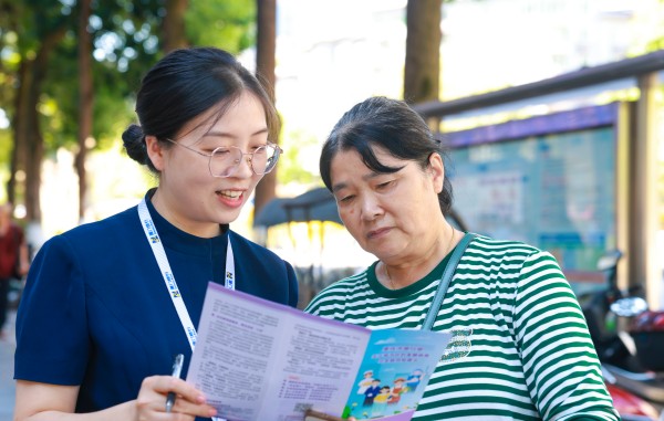 廈門銀行重慶大足支行工作人員向市民開展反詐宣傳。曾英豪攝