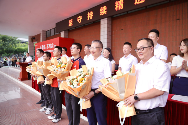 師生代表。唐文蕤攝