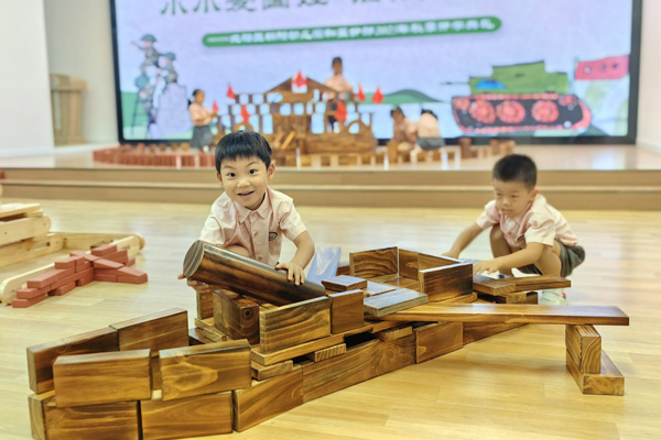 孩子們用積木專注搭建。朝陽幼兒園供圖