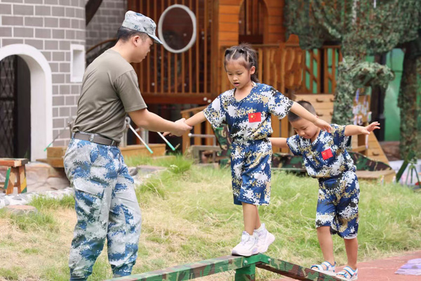 孩子們?cè)谝皯?zhàn)區(qū)體驗(yàn)軍事演練。朝陽幼兒園供圖