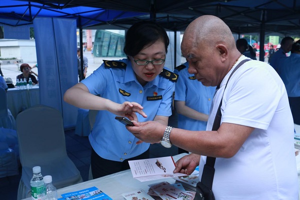 現場工作人員為市民講解安全用藥注意事項。重慶市藥品監(jiān)督管理局供圖