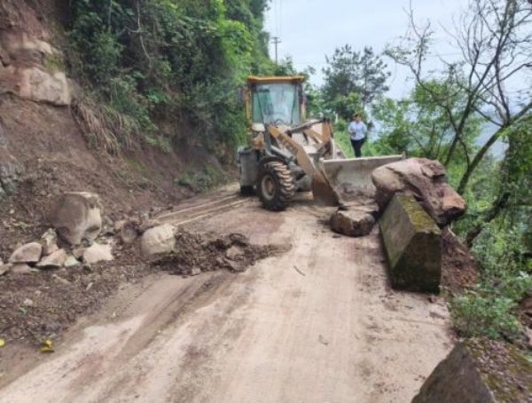 清理落石。雙龍鎮(zhèn)供圖