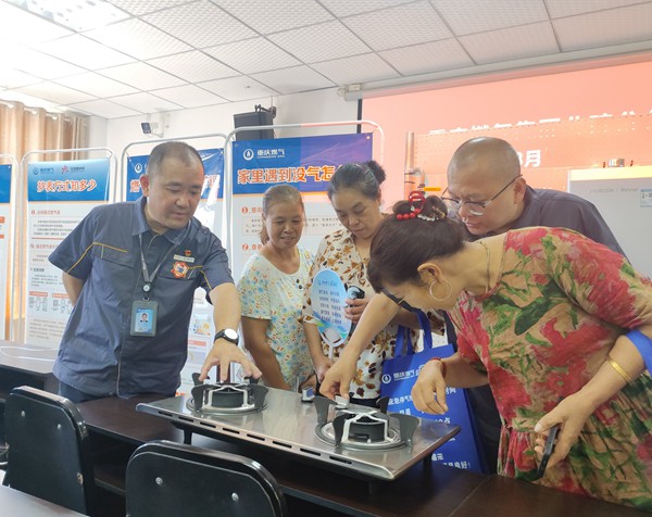 “紅巖燃小兵”為村民講解用氣安全注意事項。重慶燃?xì)饧瘓F(tuán)供圖