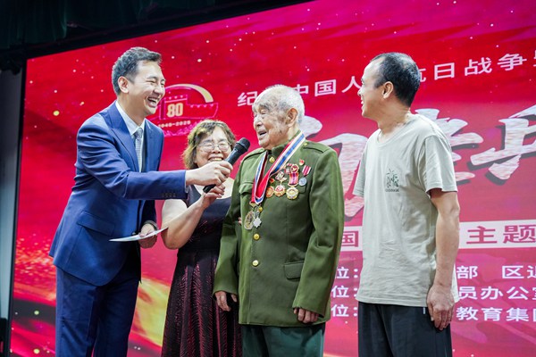 101歲抗戰(zhàn)老戰(zhàn)士喻良科走進萬州二中講述抗戰(zhàn)故事。黃建樺攝