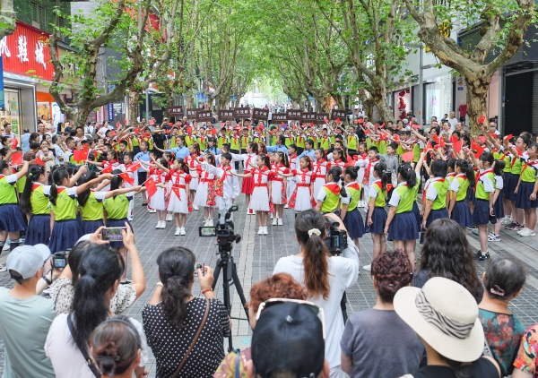 歷史情景劇《梧桐樹下的路》現(xiàn)場 。秦廷富攝