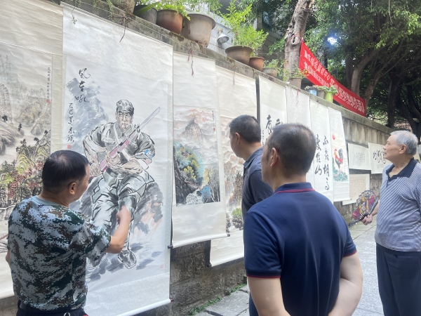 群眾欣賞書畫作品。龍山街道供圖