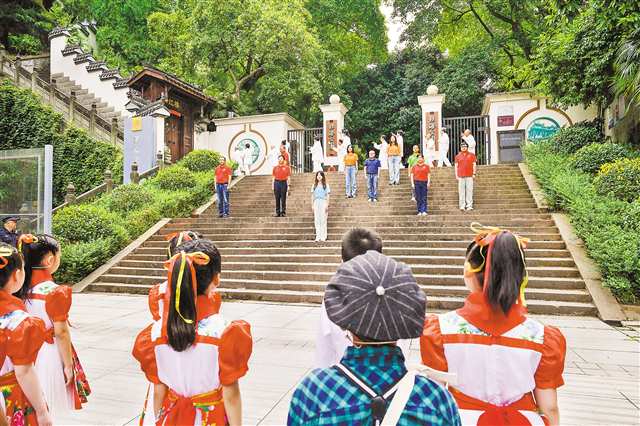 　九月一日，北碚區(qū)中山路小學(xué)將“開學(xué)第一課”搬上街頭，聯(lián)動朝陽街道“梧桐細語”宣講團，開展愛國主義情景劇演出。記者 張春曉 攝\視覺重慶