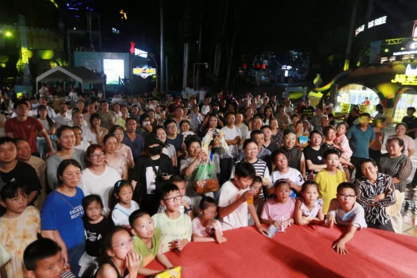 游客夜晚在景區(qū)游玩。景區(qū)供圖