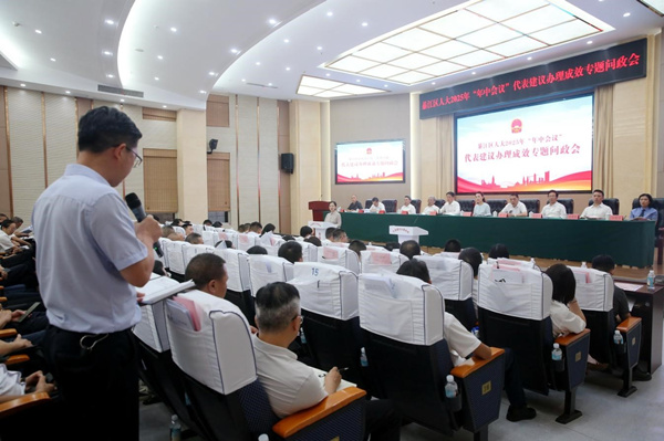 問政會議現(xiàn)場。張夢寒攝