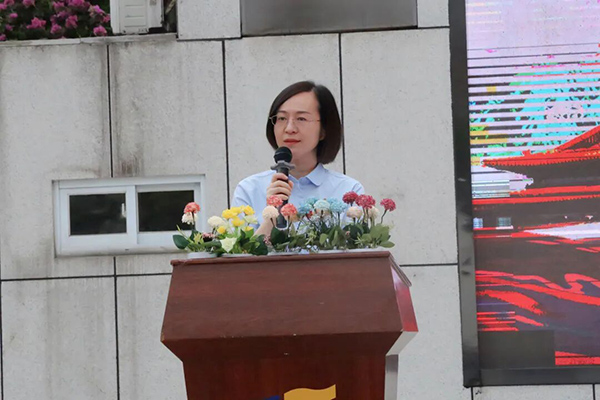 重慶市鋼城實(shí)驗(yàn)學(xué)校黨委書記應(yīng)岸在開學(xué)典禮上講話。重慶市鋼城實(shí)驗(yàn)學(xué)校供圖