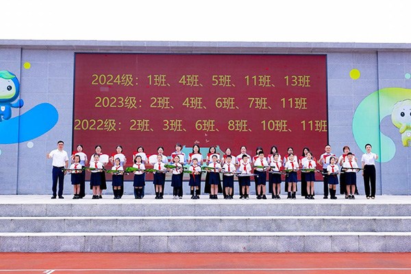 頒發(fā)“特色班集體”和“嘉美班集體”榮譽(yù)證書。主辦方供圖