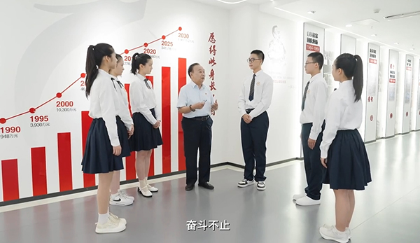 張本焱與同學(xué)們分享個(gè)人理想與家國(guó)情懷。主辦方供圖