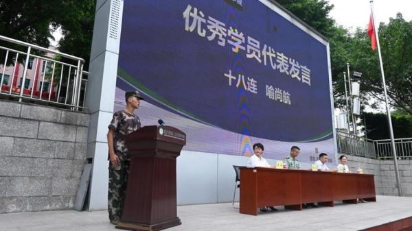 優(yōu)秀學(xué)員代表分享軍訓(xùn)感悟。重慶能源工業(yè)技師學(xué)院供圖