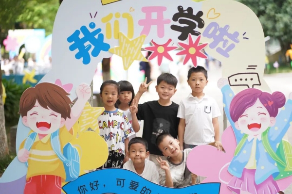 新生留影。學(xué)校供圖