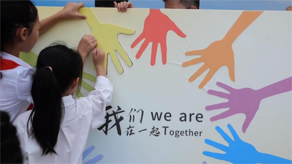 同心共繪KT板拼圖。學(xué)校供圖