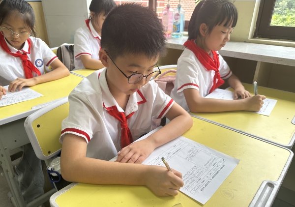 學(xué)生填寫(xiě)新學(xué)期目標(biāo)。合川巴蜀小學(xué)供圖