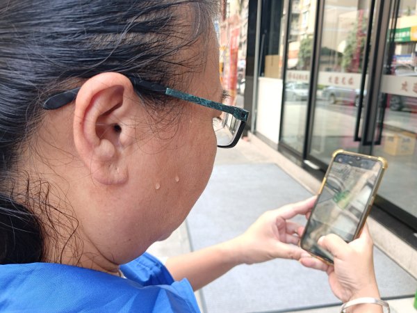 烈日下作業(yè)的數(shù)字城管采集員。任峰攝