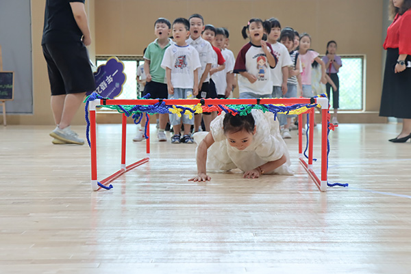 “小云朵”在闖關(guān)中匍匐前進(jìn)。云錦小學(xué)供圖