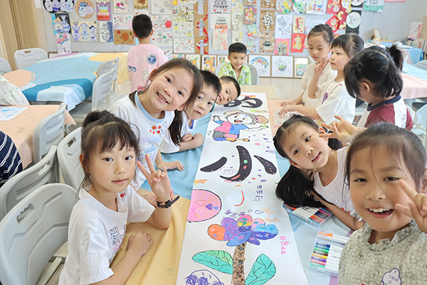 孩子們參與主題創(chuàng)作活動(dòng)。云錦小學(xué)供圖