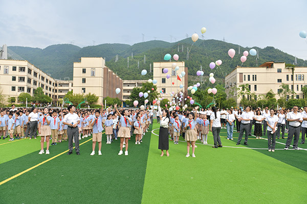 開學(xué)典禮現(xiàn)場(chǎng)。武隆區(qū)鳳溪小學(xué)供圖