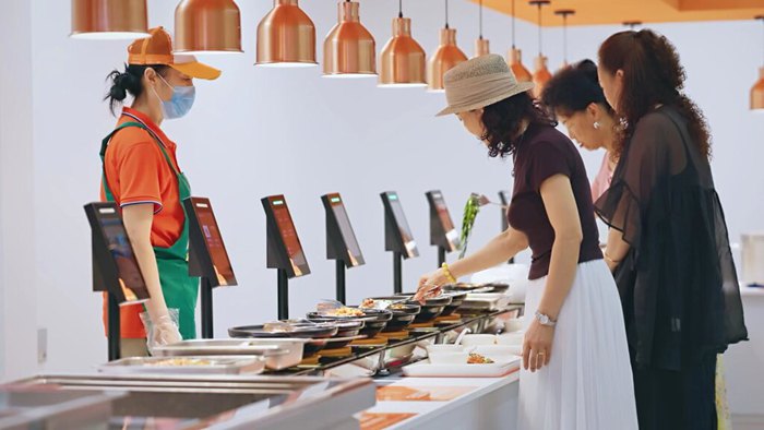 居民在數(shù)字食堂用餐。江北區(qū)觀音橋街道渝北社區(qū)供圖